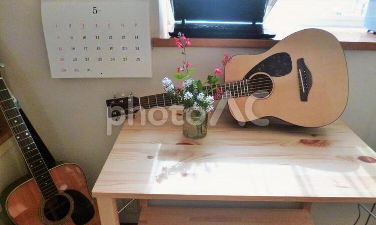 ギターのある部屋 花,チェリーセージ,ギターの写真素材