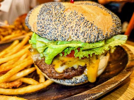 ハワイアンバーガー ハワイアンバーガー チーズバーガー,ハンバーガー,ポテトフライの写真素材