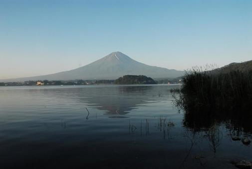 湖に写る富士山の写真