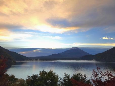 富士山と朝焼け・本栖湖 富士山,本栖湖,富士五湖の写真素材