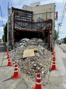 解体された三叉路に面した建物 解体された三叉路に面した建物 老朽化,建物,三叉路の写真素材