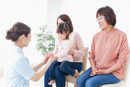 家族で検診を受ける子供 家族で検診を受ける子供 クリニック,幼稚園児,付き添いの写真素材