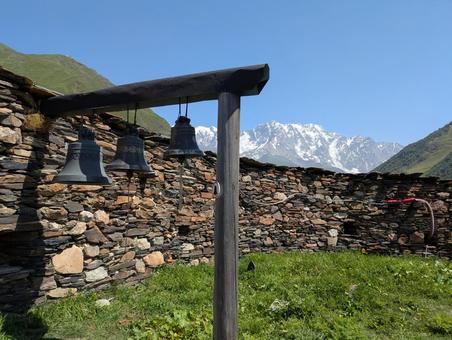 ウシュグリ村ラマリア教会から望む雪山 ラマリア教会,ウシュグリ村,スヴァネティ地方の写真素材