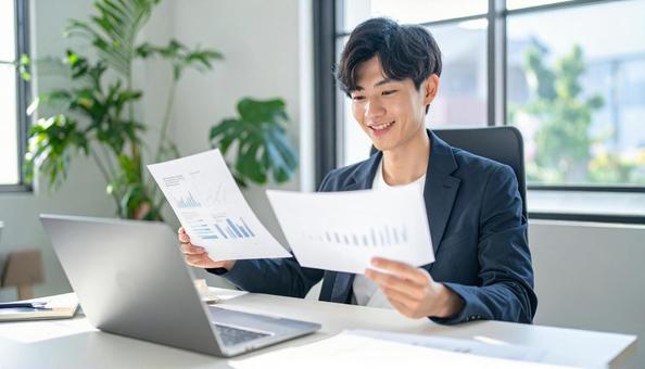 資料作成・分析をするビジネスマンの写真