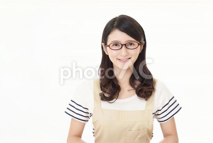 エプロン姿の女性　 主婦,ママ,お母さんの写真素材