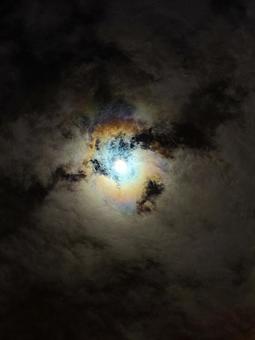 妖しく輝く雲間のスーパームーン スーパームーン,満月,夜の写真素材