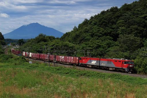 貨物列車、岩手山を背に北上 貨物列車、岩手山を背に北上 鉄道,交通,乗り物の写真素材