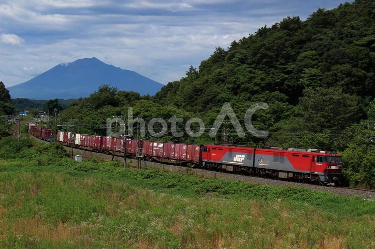 貨物列車、岩手山を背に北上 鉄道,交通,乗り物の写真素材