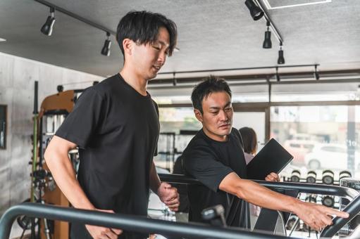 ランニングマシンで有酸素運動をする男性 スポーツジム,有酸素運動,ダイエットの写真素材