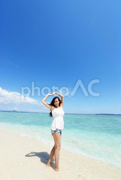 南国沖縄の美しいビーチで寛ぐ女性 女性,女,沖縄の写真素材
