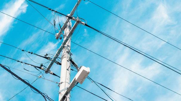 青空に伸びる電線と電柱 青空に伸びる電線と電柱の写真