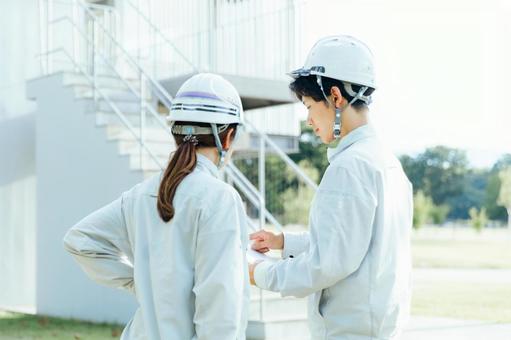 作業着で打ち合わせする男女　建設土建建築 作業服,作業着,働く男女の写真素材