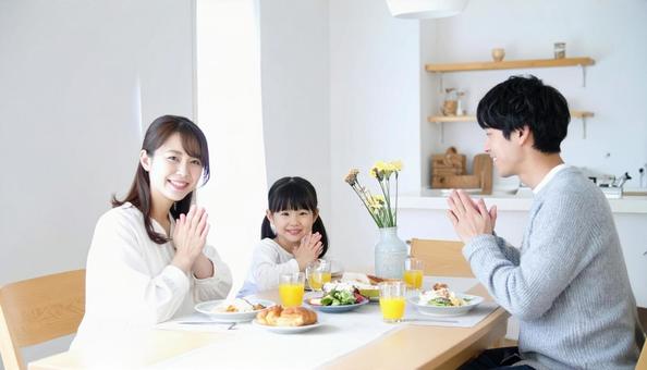 笑顔でいただきますをする家族 笑顔でいただきますをする家族の写真