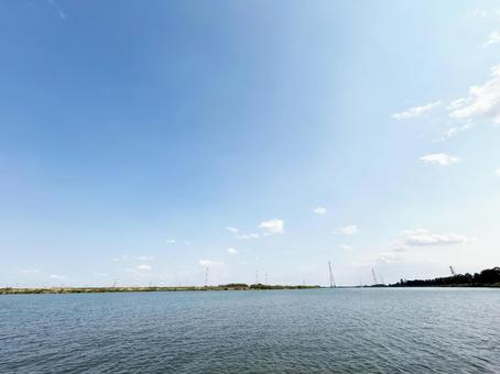 青空と河川と鉄塔 青空と河川と鉄塔の写真