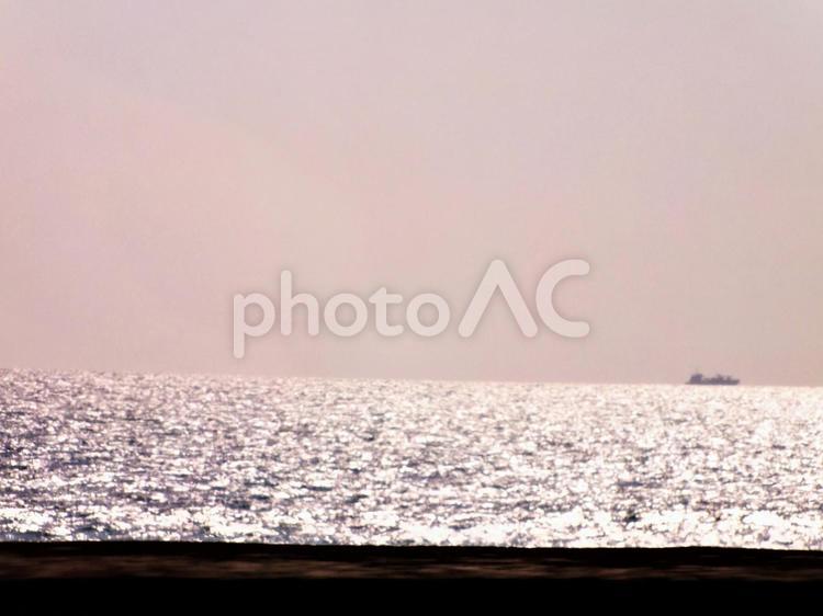 輝く海とはるかに浮かぶ船 海,船,水平線の写真素材