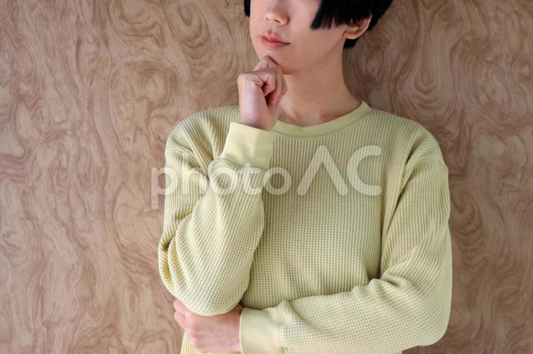 顎に手を当てて悩む女性（顔無し） 人物,女性,顔無しの写真素材
