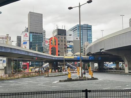 早朝の上野の街並み 駅前付近 早朝の上野の街並み 駅前付近 上野駅正面玄関口,上野駅前,台東区の写真素材