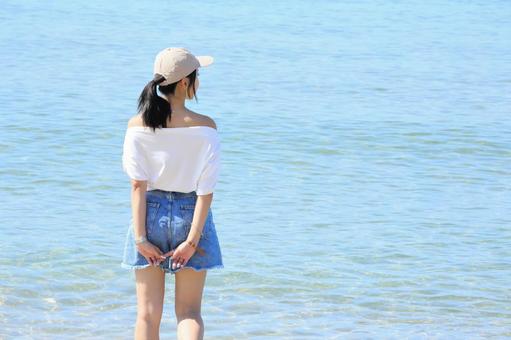 渚で海を眺める女性 渚で海を眺める女性 女性,海,夏の写真素材