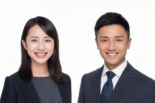 スーツ姿で笑顔の男女ビジネスパートナーの写真