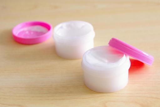 ふたを開けた塗り薬の容器(軟膏の混合) ふたを開けた塗り薬の容器(軟膏の混合) 軟膏,軟膏容器,軟膏壺の写真素材