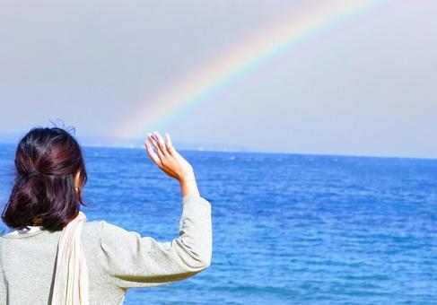 手を振る女性（虹） 海,人,女性の写真素材