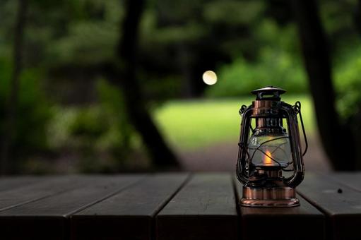 森の中に置かれたアンティークランタン 森の中に置かれたアンティークランタン ランタン,カンテラ,グランピングの写真素材