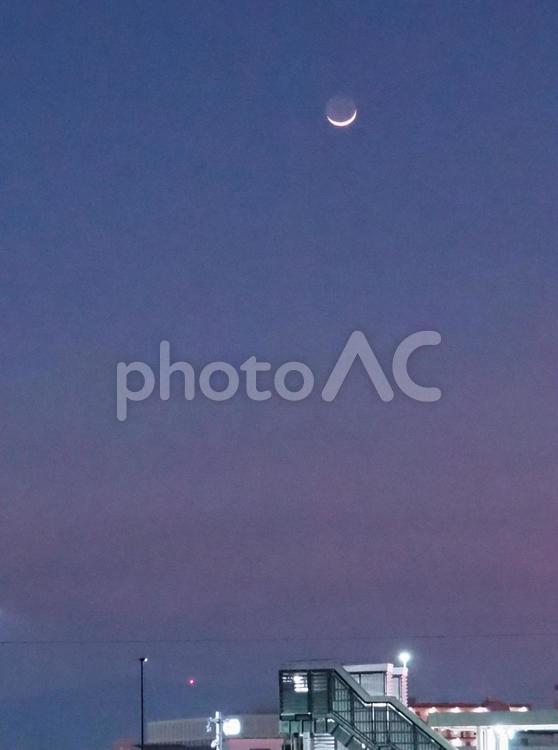 地球照を抱く三日月の夕暮れ 三日月,月,地球照の写真素材