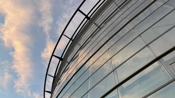 空とビル（ガラス張り・透明性）の写真