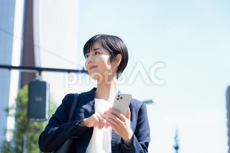 オフィス街で働く若いビジネスウーマン ビジネス,女性,ビジネスウーマンの写真素材
