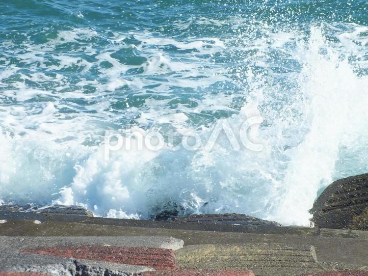 海岸に打ち付ける大波 波,大波,波しぶきの写真素材