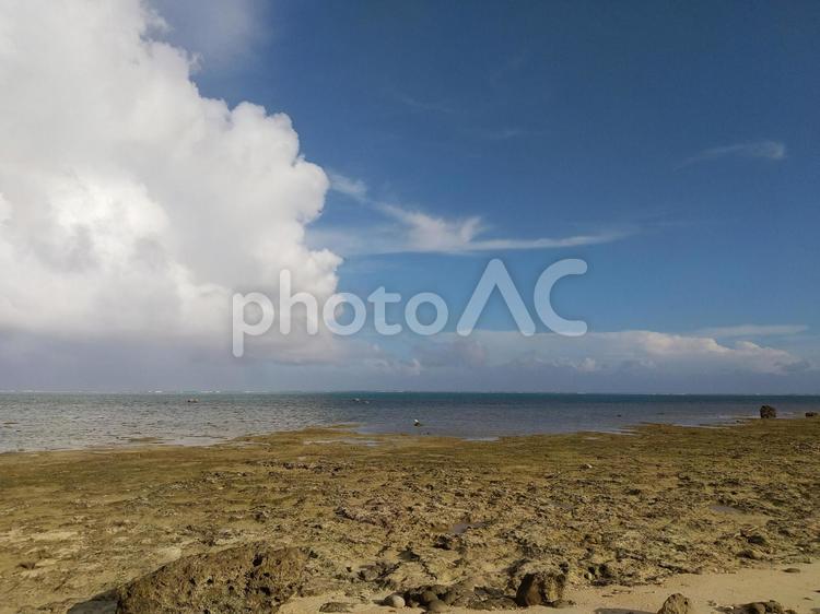 鏡面の海に映る白い雲 雲,青,白の写真素材