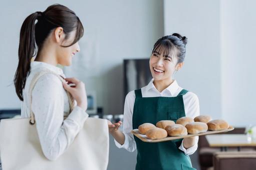 パンをすすめるカフェの店員 パンをすすめるカフェの店員 カフェ,ベーカリー,パンの写真素材