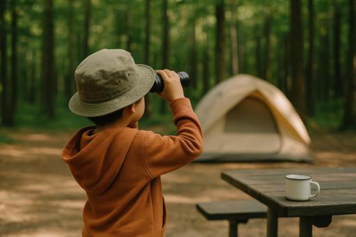 双眼鏡をのぞく子どもの背中の写真
