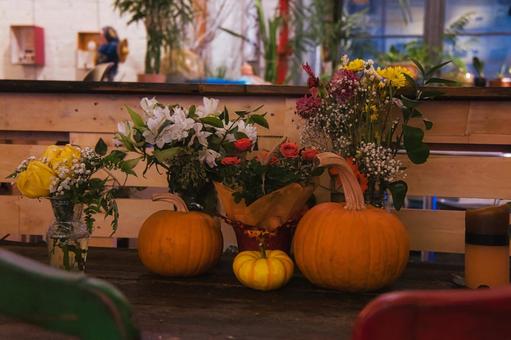 ハロウィンのかぼちゃと花の写真