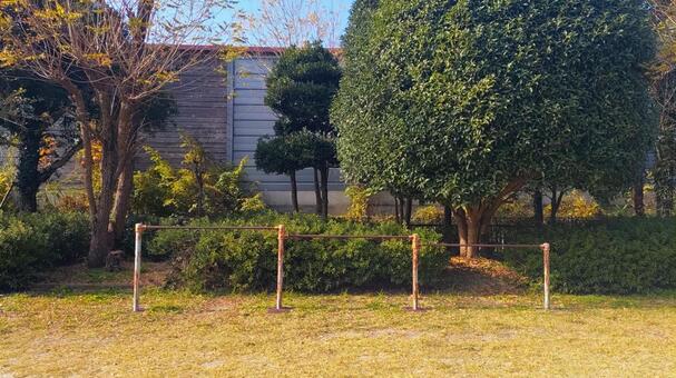 レトロな鉄棒 鉄棒,レトロ,公園の写真素材