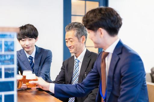 バーで乾杯をする3人の会社員 ビジネス,営業,外食の写真素材