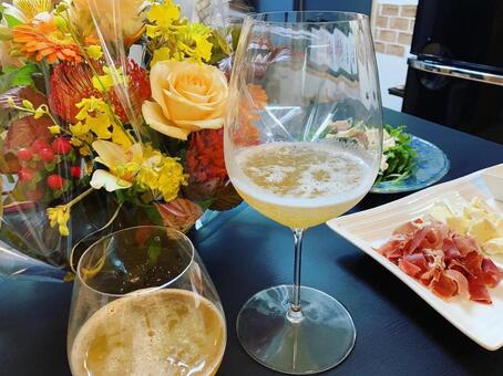 記念日お花とビール 食事,記念日,ワイングラスの写真素材