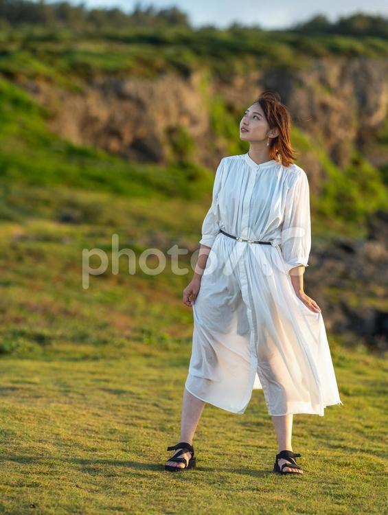 空を見上げて 自然,風景,女性の写真素材