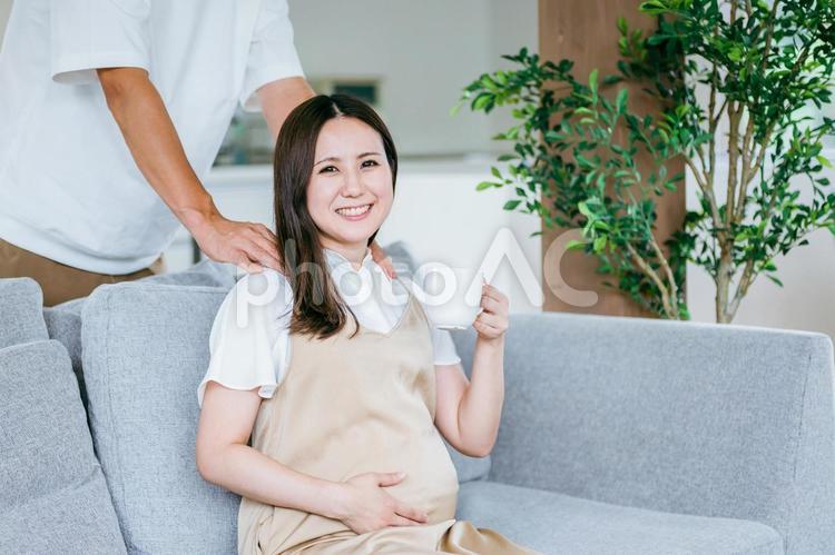 妊婦と男性 妊婦,妊娠,育児休業の写真素材
