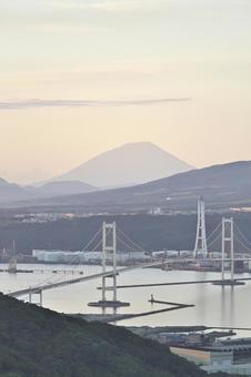 室蘭・測量山から見える羊蹄山と白鳥大橋 室蘭・測量山から見える羊蹄山と白鳥大橋の写真