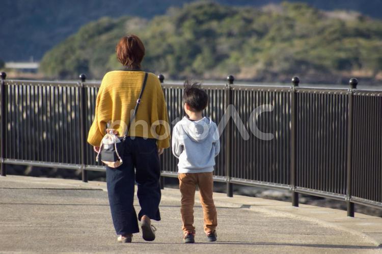 ＜人物＞海辺（堤防沿い）を散歩する親子 家族,親子,女性の写真素材