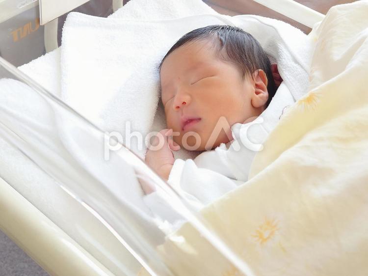 ベビーコットの中でぐっすり眠る赤ちゃん② 赤ちゃん,生まれたて,眠るの写真素材