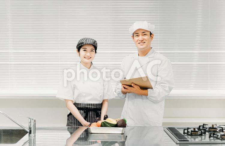 食品系の仕事をする男女（食品加工） 栄養士,食品工場,調理師の写真素材