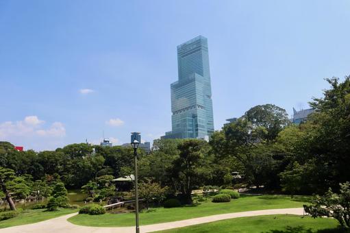 慶沢園ごしにみるあべのハルカス 慶沢園ごしにみるあべのハルカスの写真