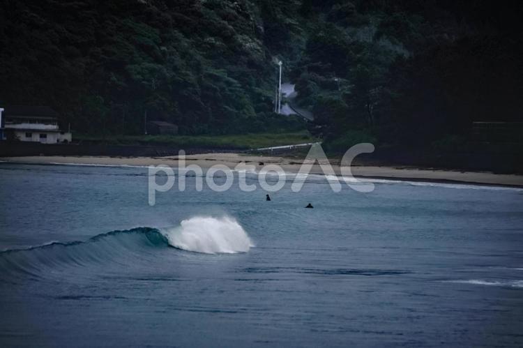 ＜五島の風景＞荒れた夜明けの浜辺の風景 海,大波,高波の写真素材