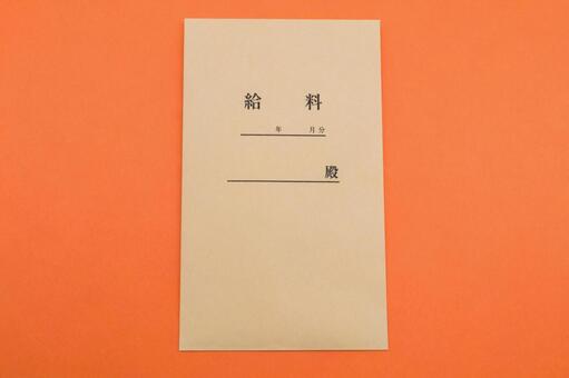 鮮やかなオレンジ色背景に置かれた給料袋 給料袋,給料,賃金の写真素材