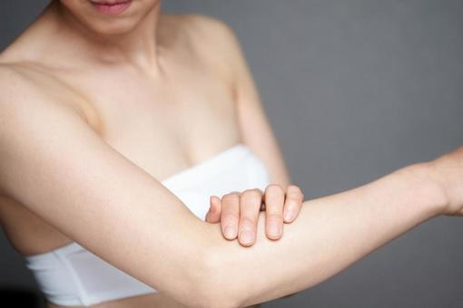 Middle-aged Japanese woman checking the moisture of her arms, arm, moisture, confirm, JPG