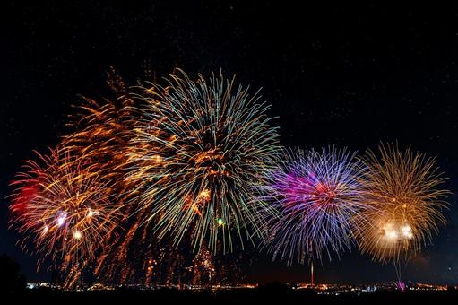 夏の夜空を彩る打ち上げ花火 夏の夜空を彩る打ち上げ花火の写真