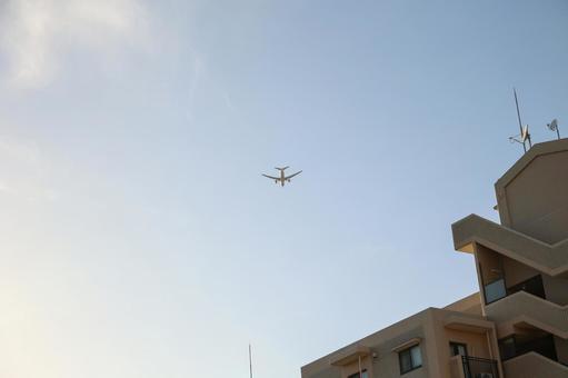 伊丹空港に向かう航空機 伊丹空港に向かう航空機の写真
