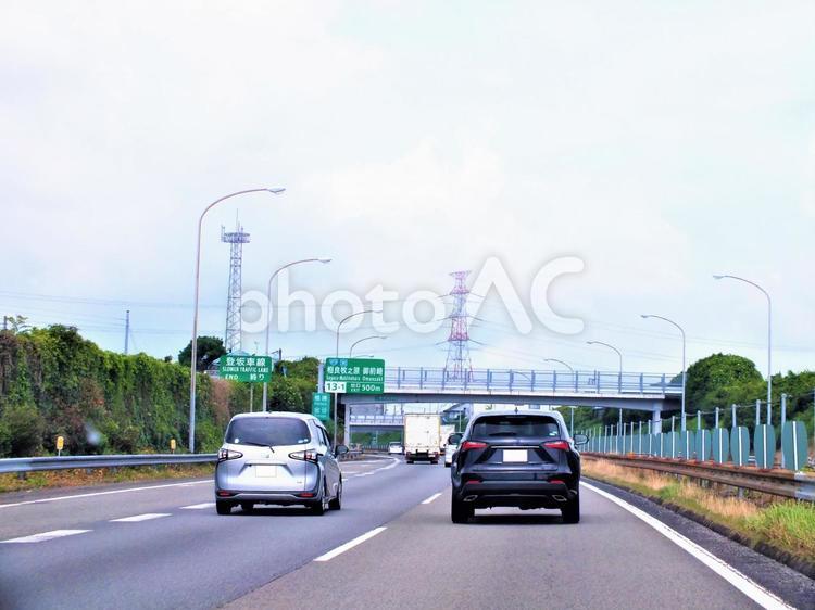 二基の鉄塔と跨道橋が見える高速道路 ハイウェイ,高速道路,車の写真素材